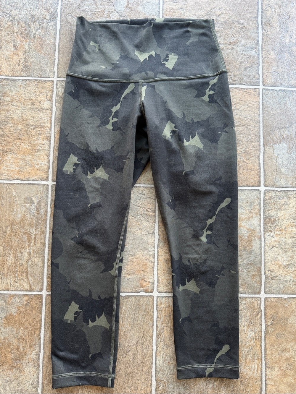 Lululemon Wunder Under Crop II Roll Down Palm Party Camo Green Black